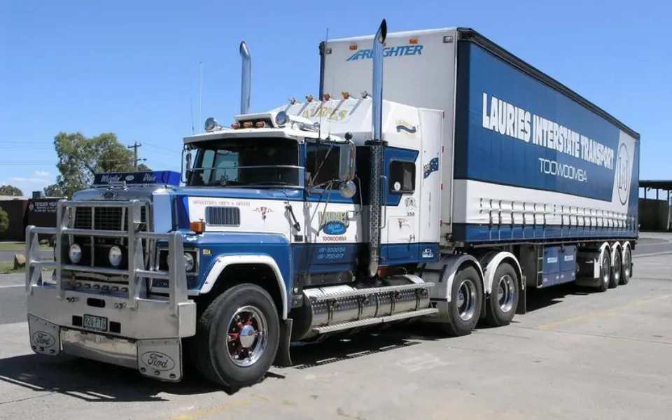 لماذا لا تقوم الشاحنات المحلية بتوجيه أنابيب العادم الخاصة بها إلى الأعلى؟